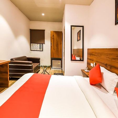 Capital O 19133 Oak Tree Hotel New Delhi Bagian luar foto