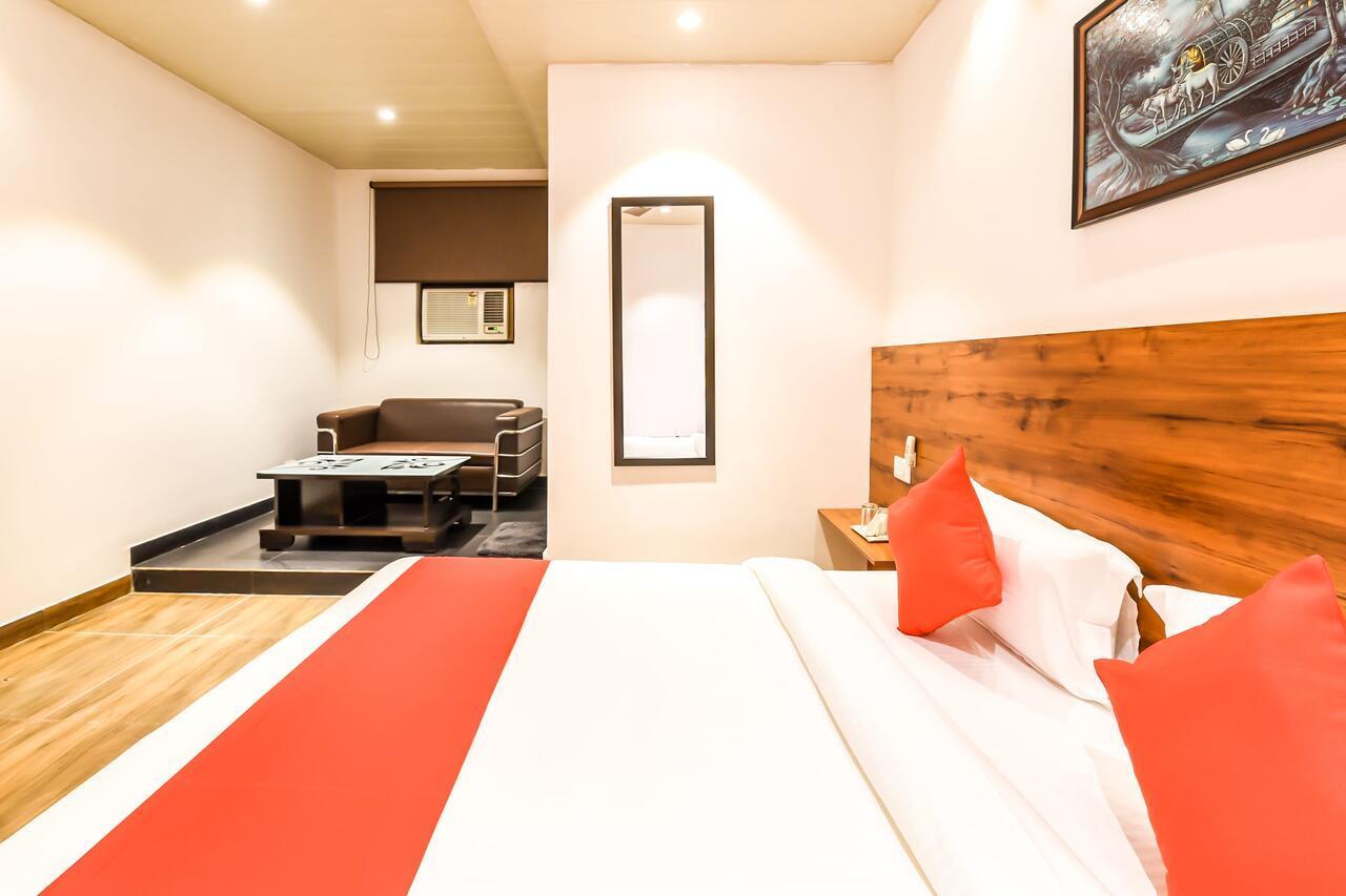 Capital O 19133 Oak Tree Hotel New Delhi Bagian luar foto