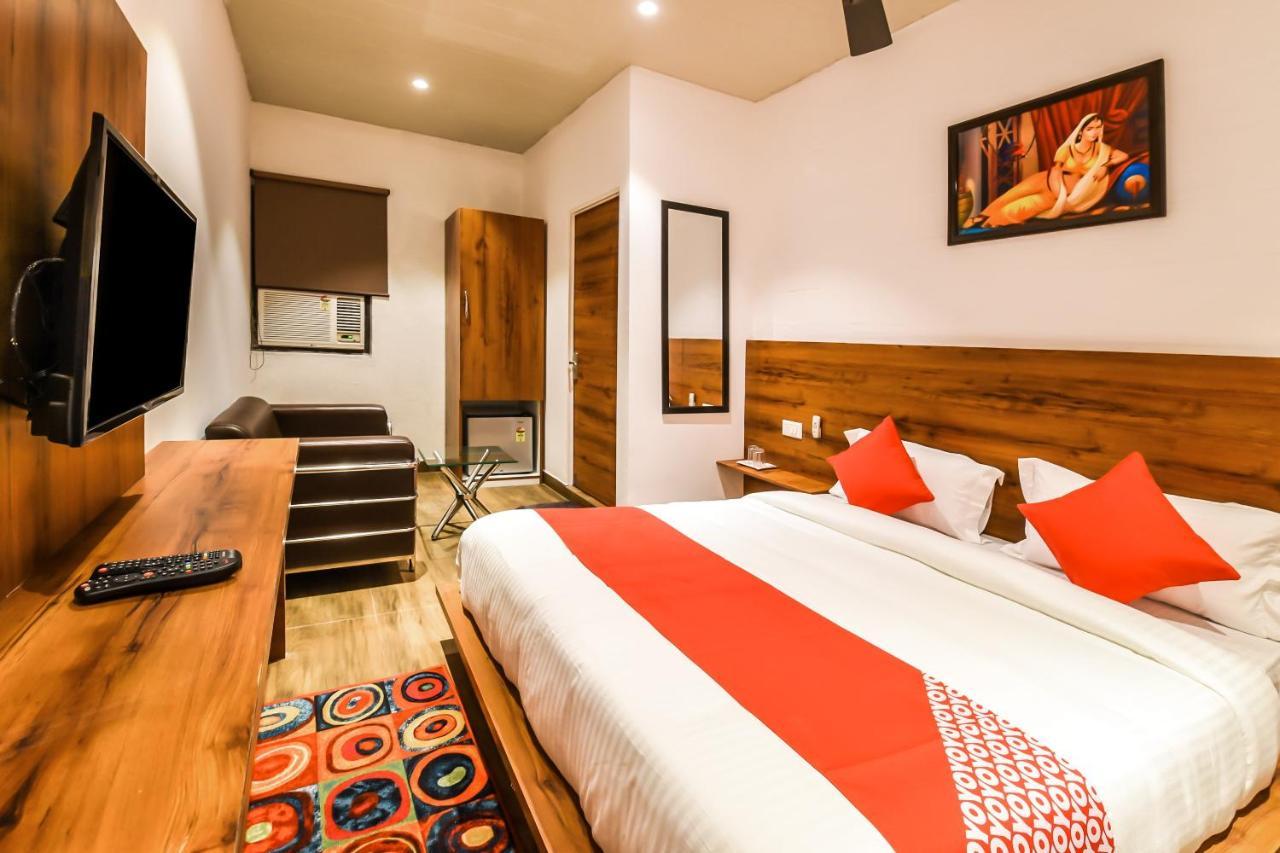 Capital O 19133 Oak Tree Hotel New Delhi Bagian luar foto