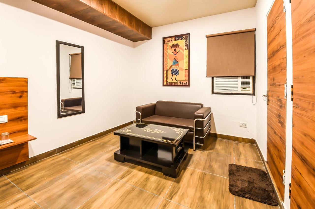 Capital O 19133 Oak Tree Hotel New Delhi Bagian luar foto