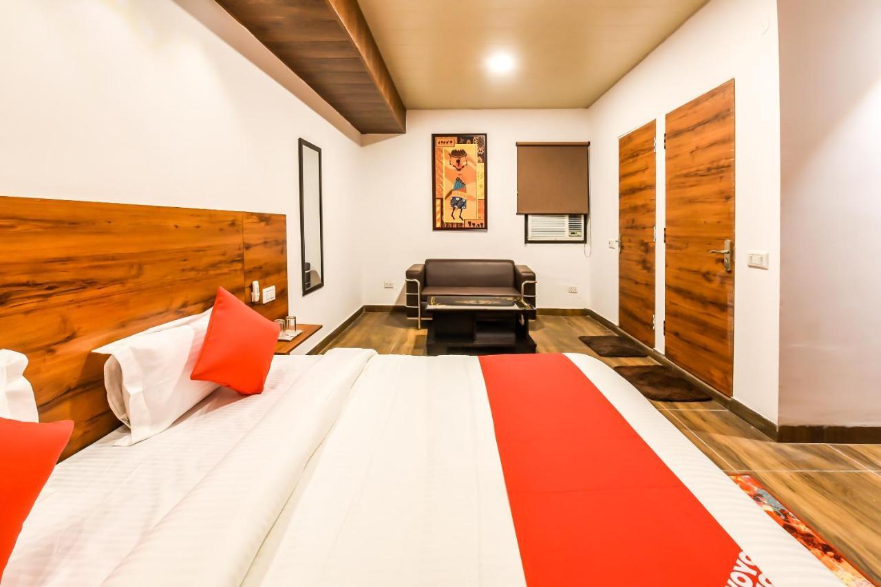 Capital O 19133 Oak Tree Hotel New Delhi Bagian luar foto