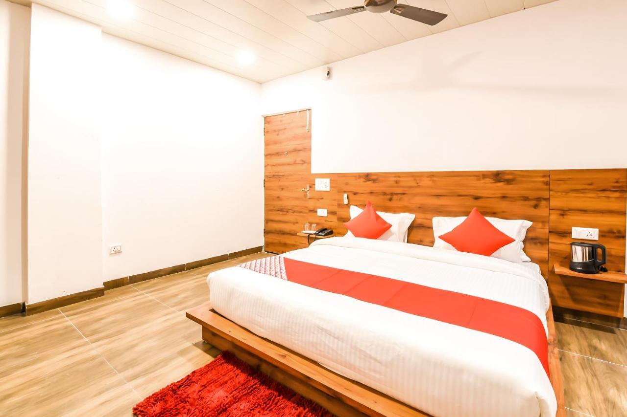 Capital O 19133 Oak Tree Hotel New Delhi Bagian luar foto