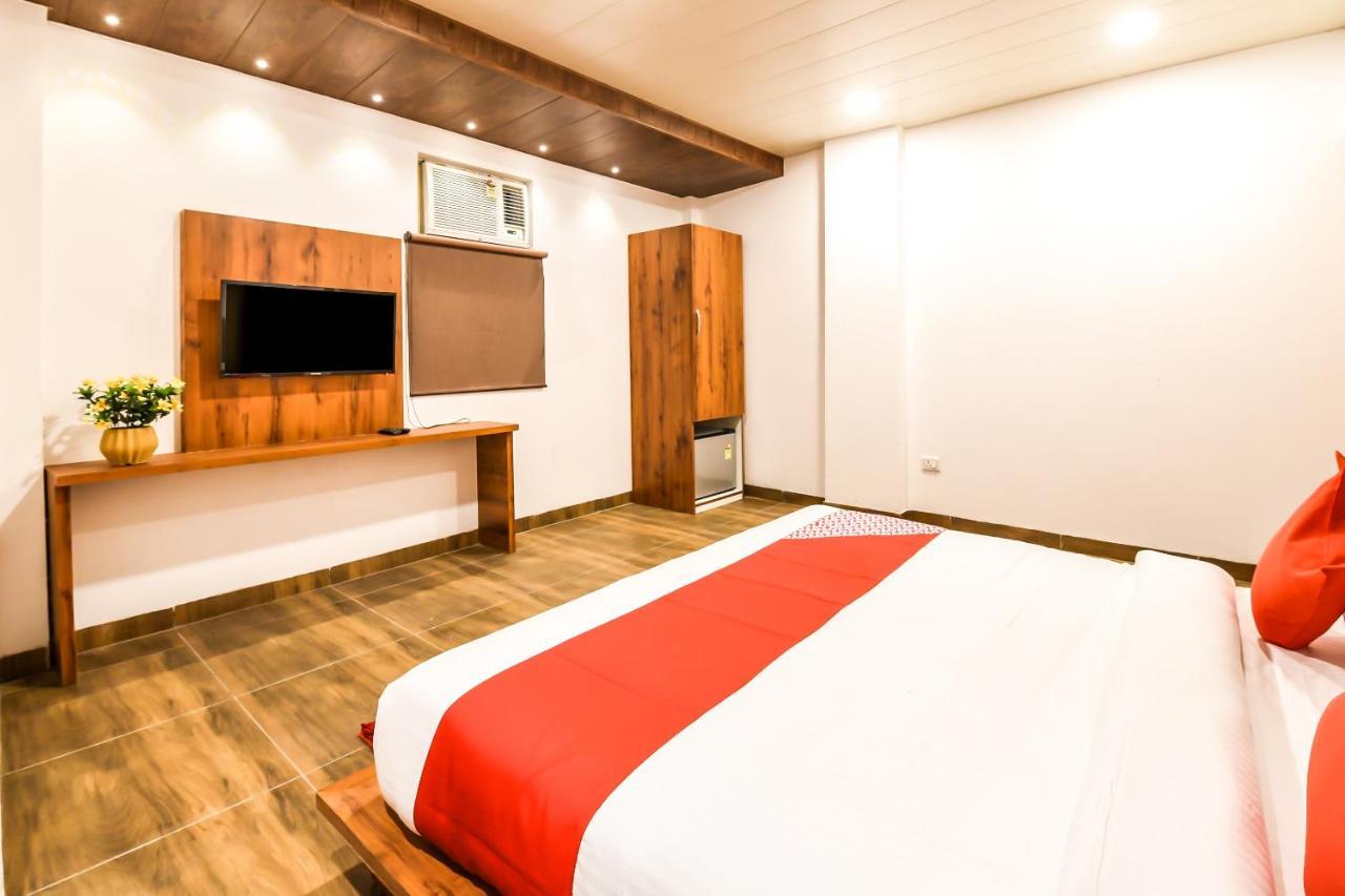Capital O 19133 Oak Tree Hotel New Delhi Bagian luar foto
