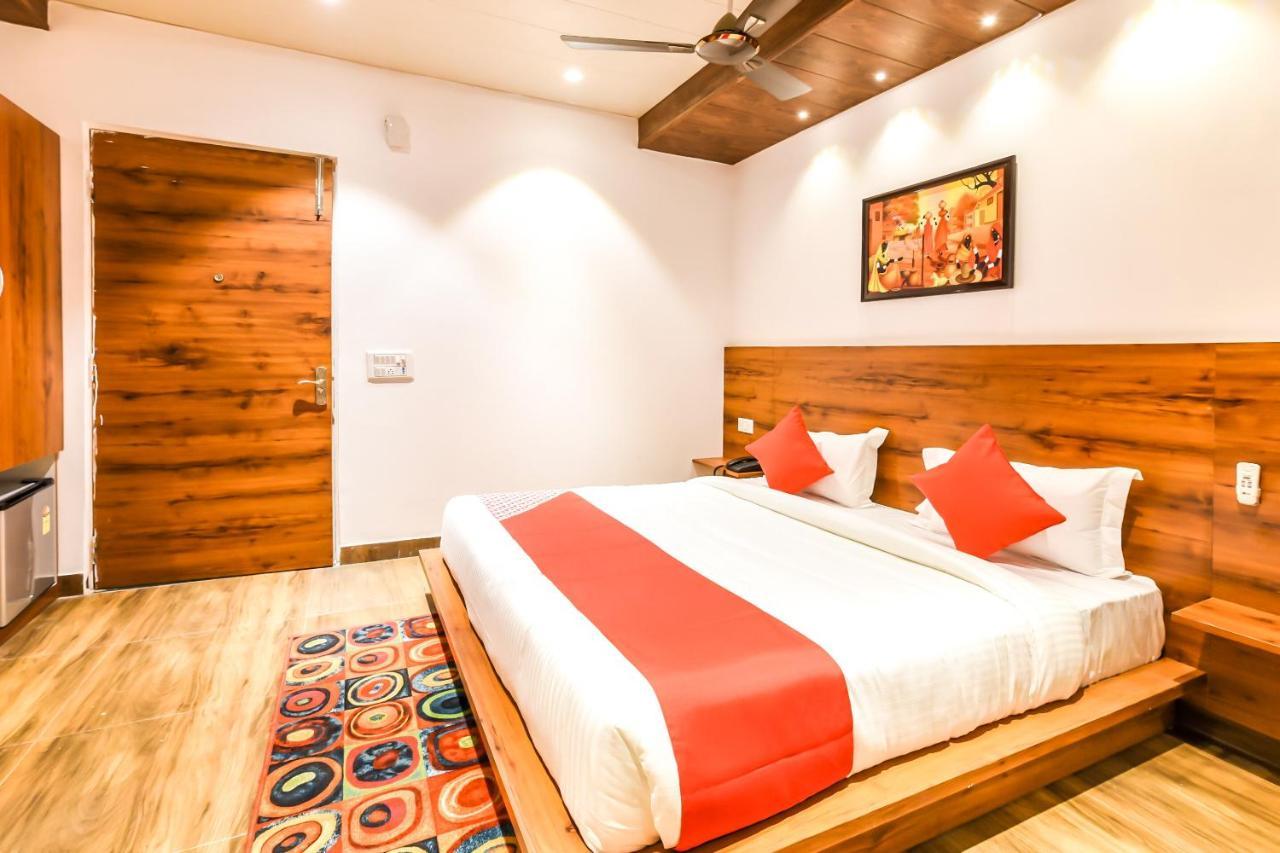 Capital O 19133 Oak Tree Hotel New Delhi Bagian luar foto