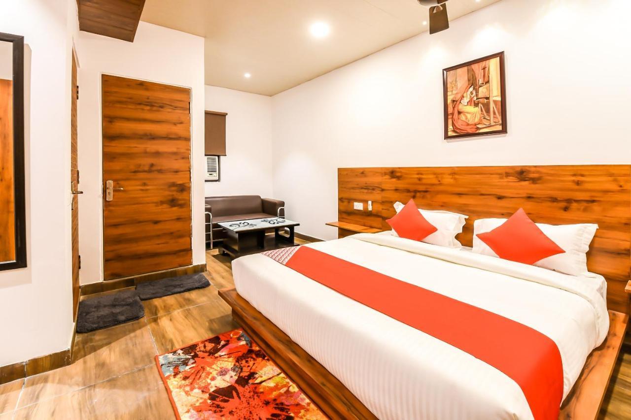 Capital O 19133 Oak Tree Hotel New Delhi Bagian luar foto
