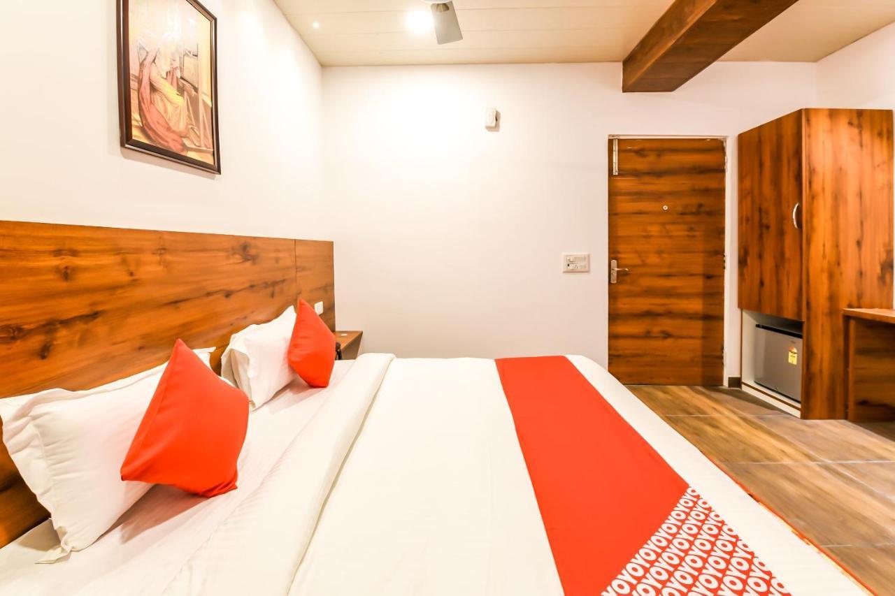 Capital O 19133 Oak Tree Hotel New Delhi Bagian luar foto