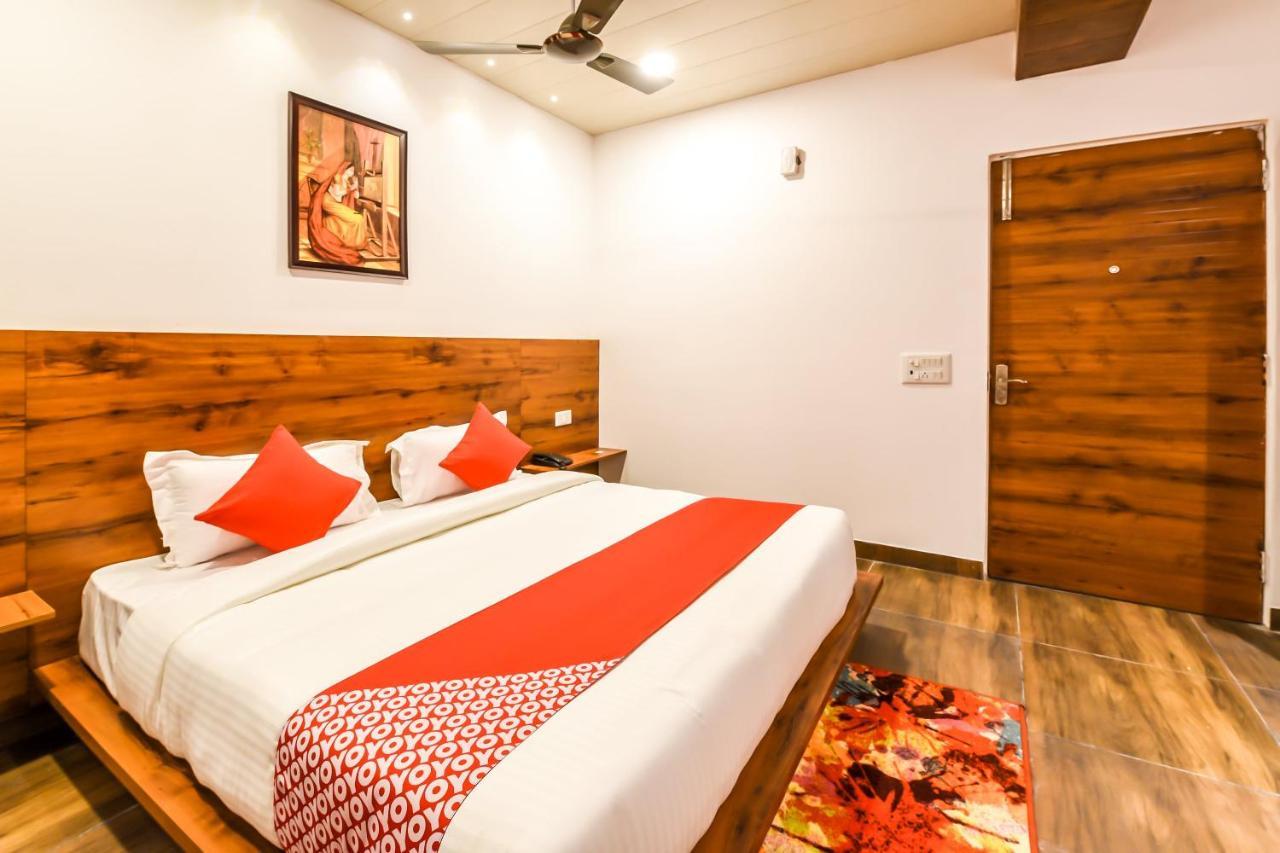 Capital O 19133 Oak Tree Hotel New Delhi Bagian luar foto