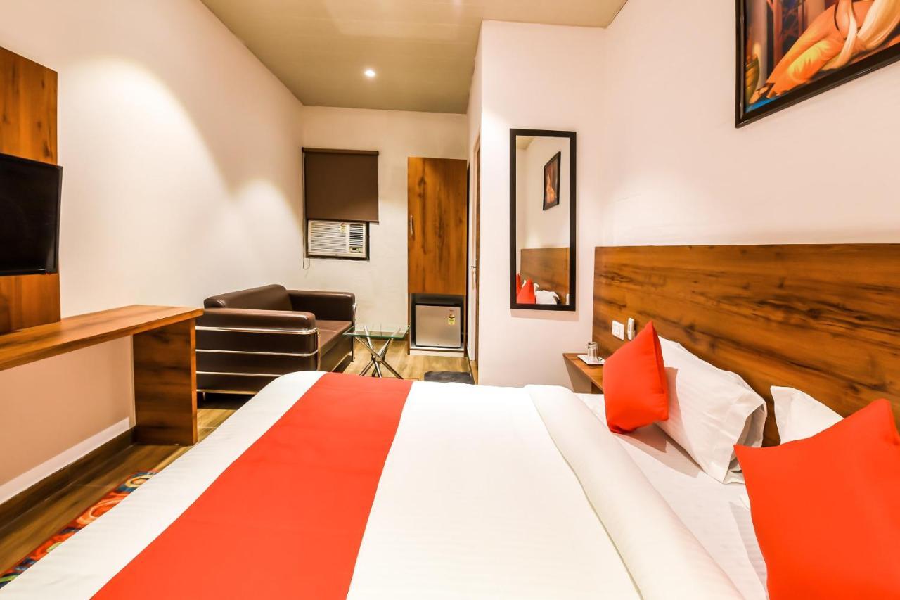 Capital O 19133 Oak Tree Hotel New Delhi Bagian luar foto