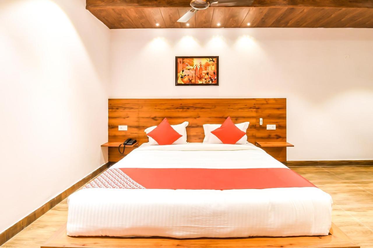 Capital O 19133 Oak Tree Hotel New Delhi Bagian luar foto