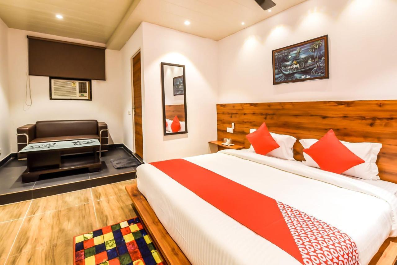 Capital O 19133 Oak Tree Hotel New Delhi Bagian luar foto