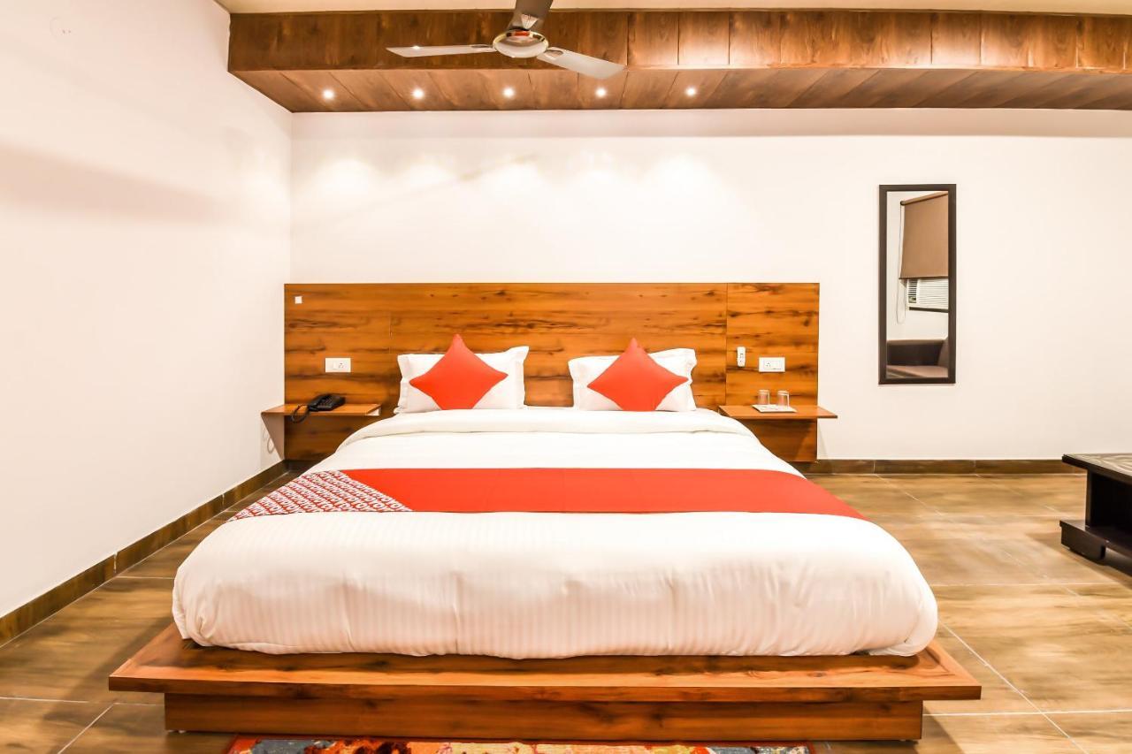 Capital O 19133 Oak Tree Hotel New Delhi Bagian luar foto