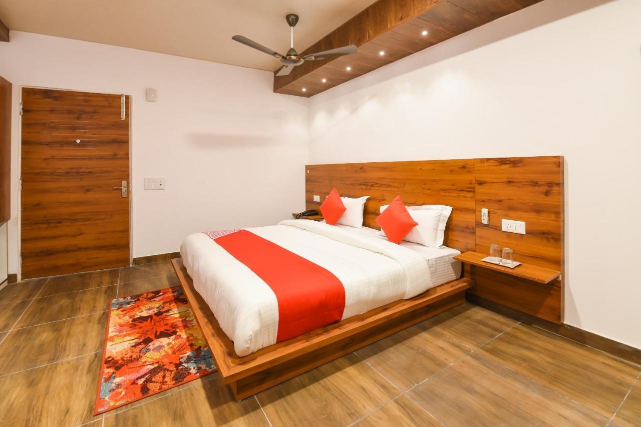 Capital O 19133 Oak Tree Hotel New Delhi Bagian luar foto