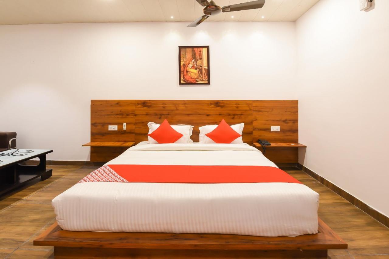 Capital O 19133 Oak Tree Hotel New Delhi Bagian luar foto