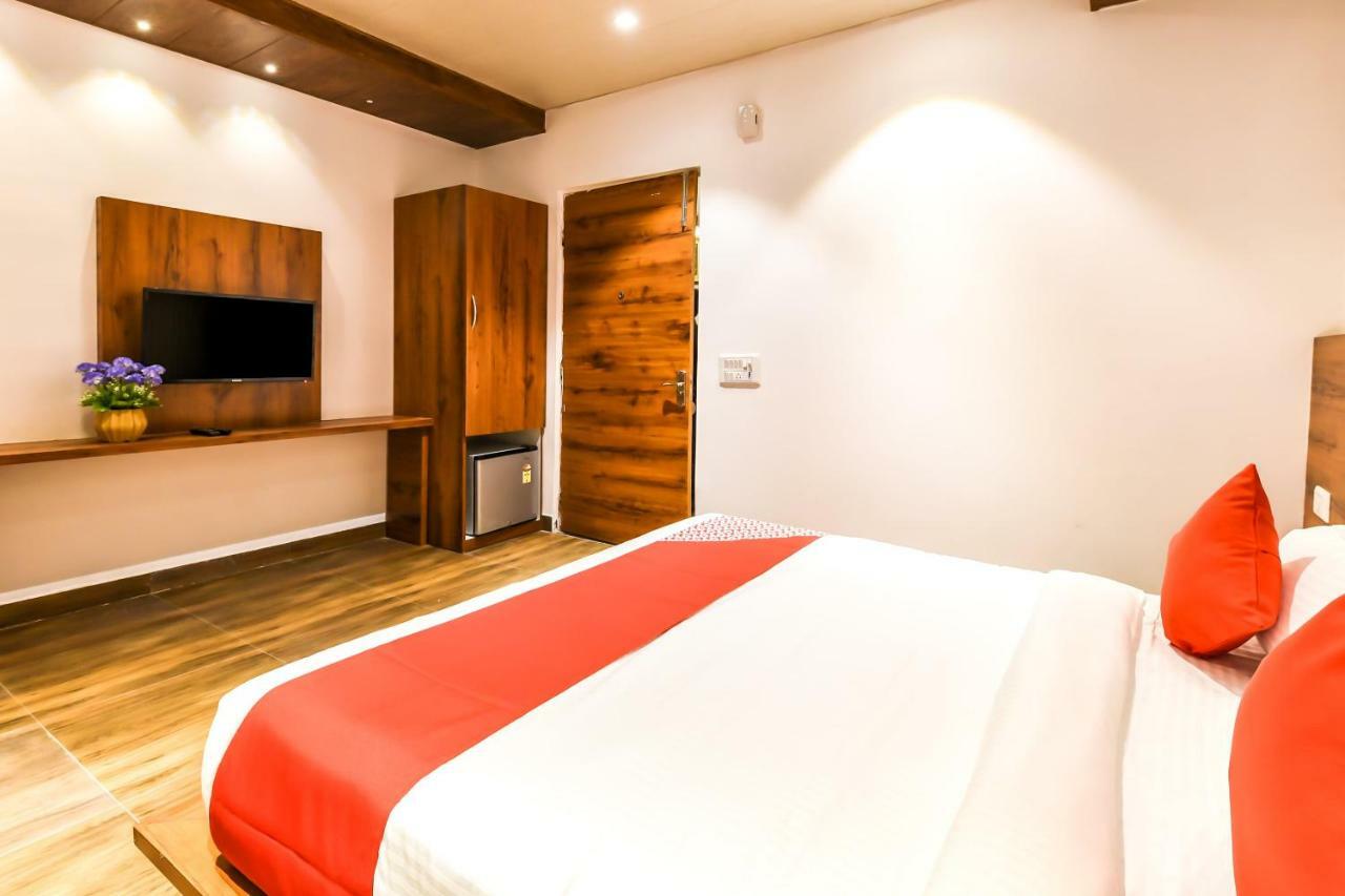 Capital O 19133 Oak Tree Hotel New Delhi Bagian luar foto