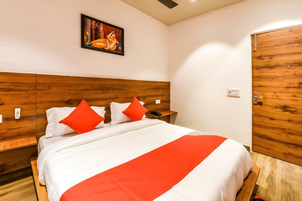 Capital O 19133 Oak Tree Hotel New Delhi Bagian luar foto