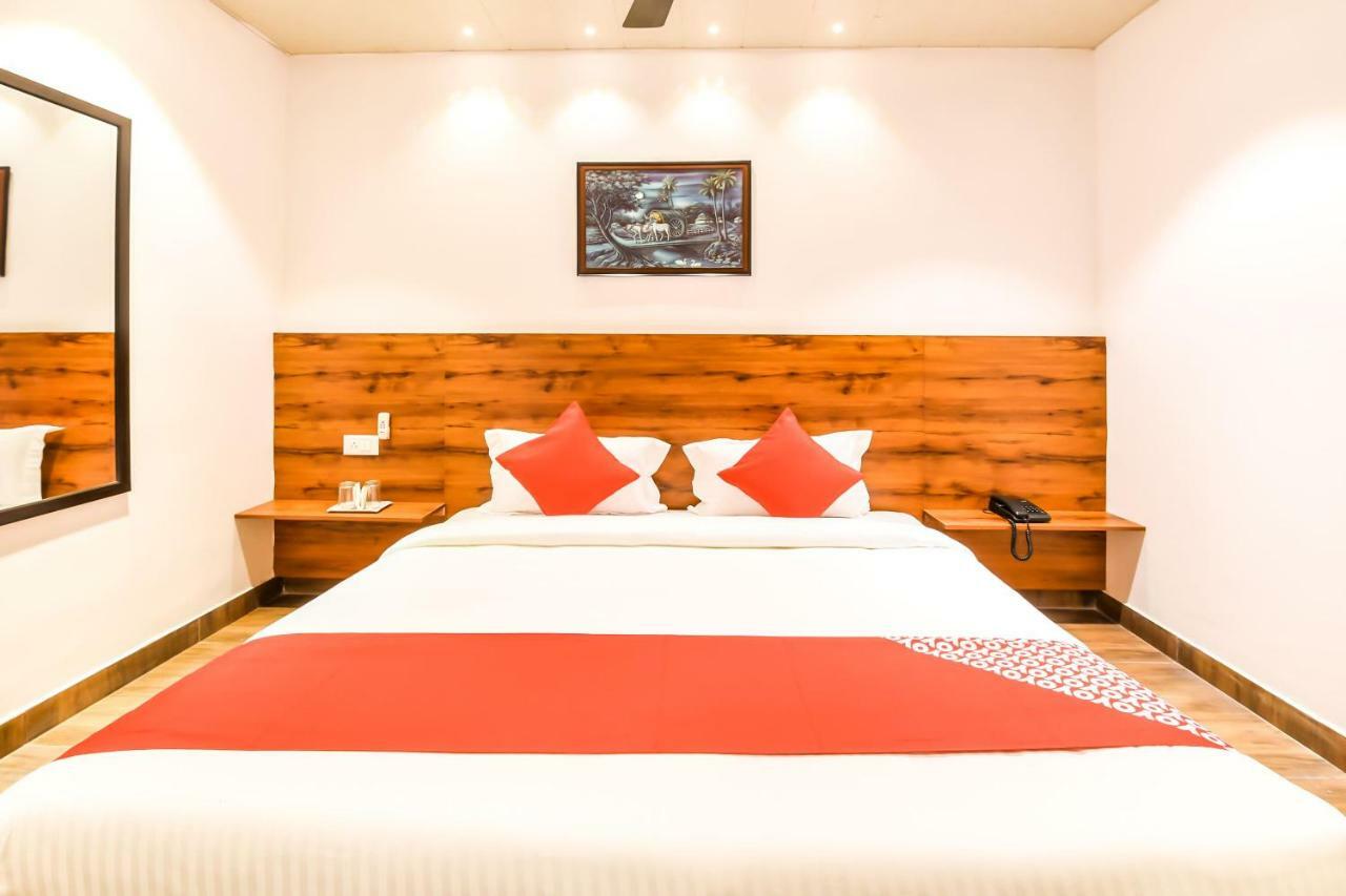 Capital O 19133 Oak Tree Hotel New Delhi Bagian luar foto