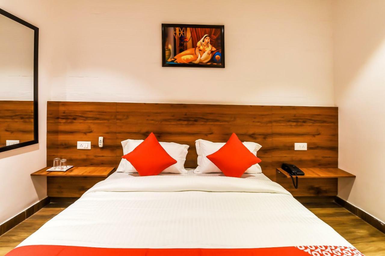 Capital O 19133 Oak Tree Hotel New Delhi Bagian luar foto